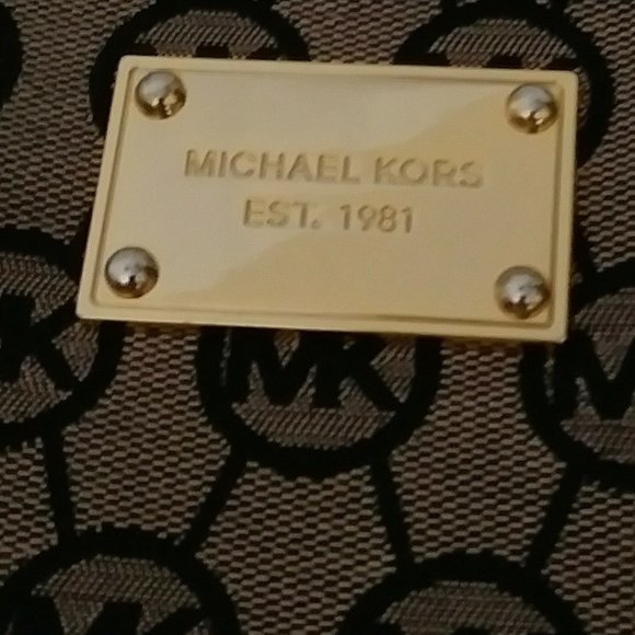 Michael Kors Signature Jet Set Tan  Long Zip Around Wallet - Picture 15 of 15